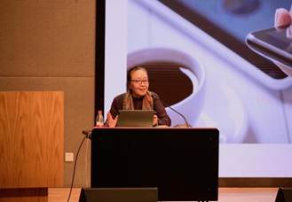 电脑前的人低可信度描述已自动生成