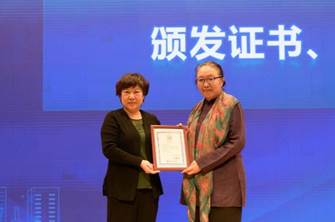 穿西装的男人站在一起描述已自动生成