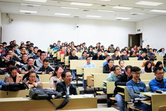 图片包含 室内, 人员, 墙壁, 场景已生成极高可信度的说明