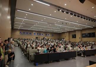 人们在看台上的人在房间里中度可信度描述已自动生成